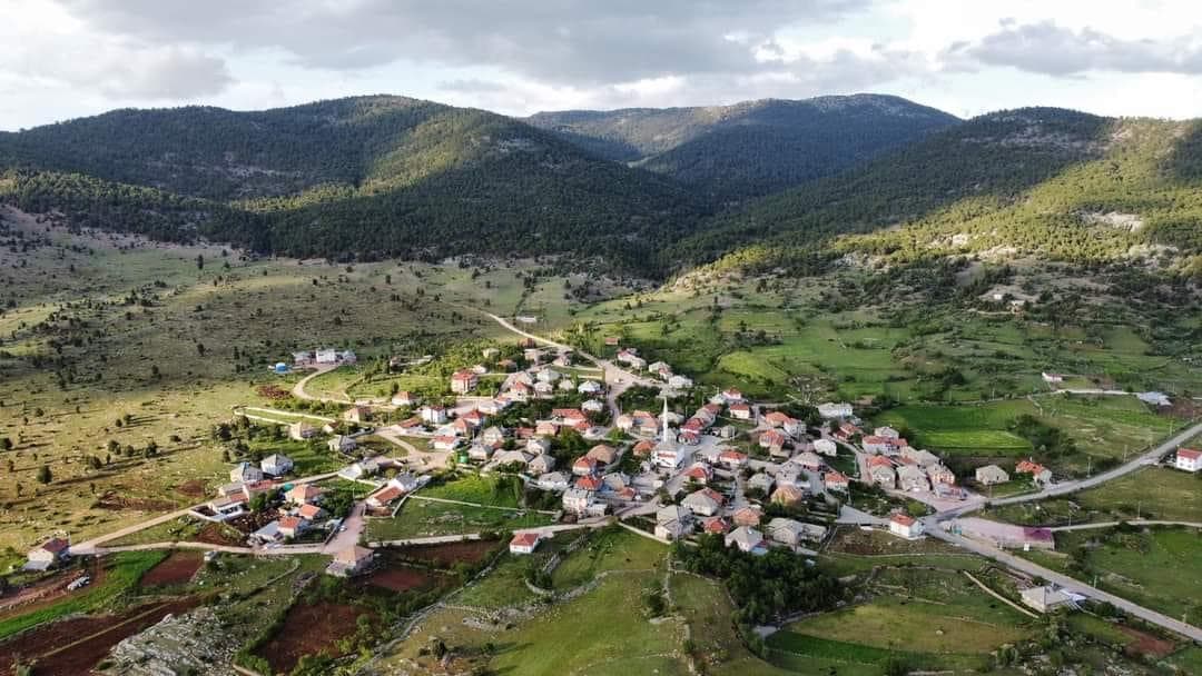 Ben Bir Yalnız Garip Köyüm