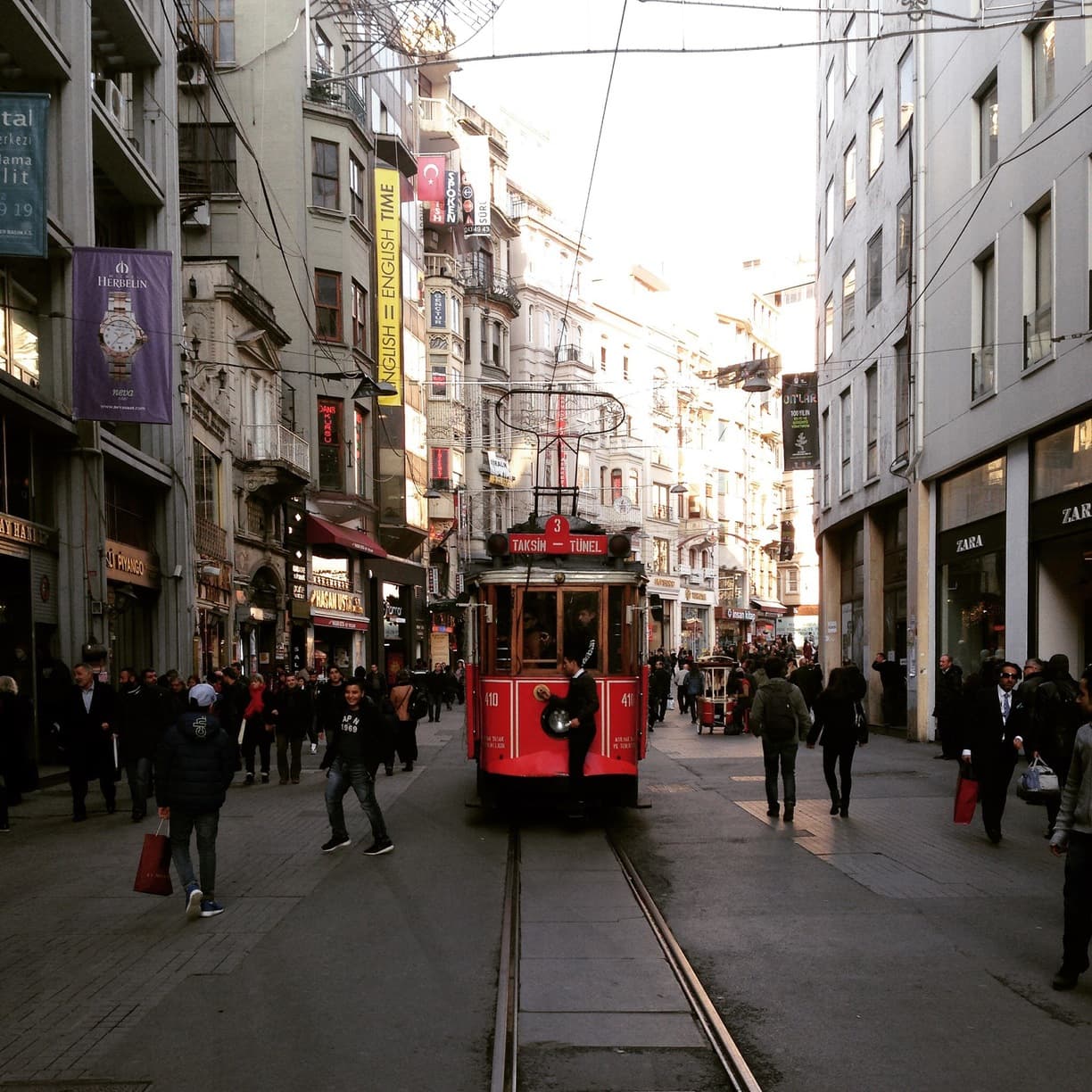 Yine İstanbul Kokuyor Saçların
