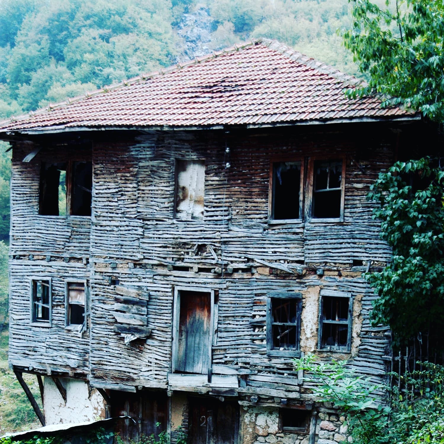 Tutunmuş Bir Hiçe
