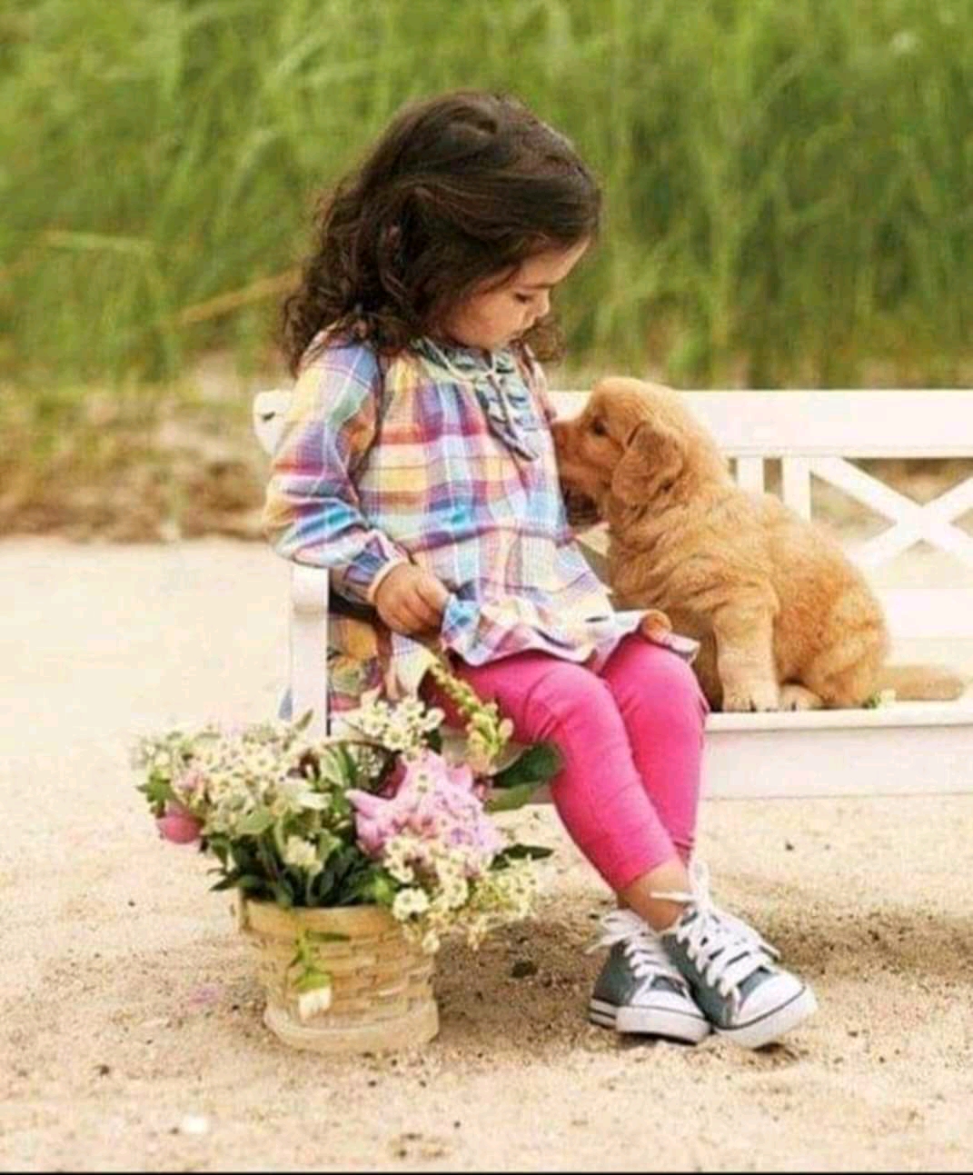 Мальчик с девочкой в траве. Картинки на рабочий стол дети. Любовь к ребенку. Грустный ребенок. Быть для него маленькой девочкой.