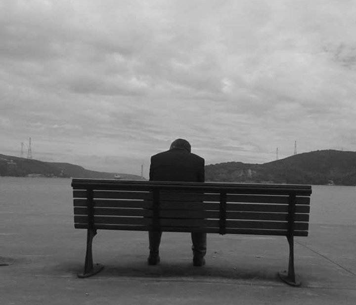 Yakındır Uzak