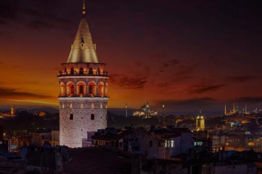 Galata Kulesi Ve Postacı Martılar