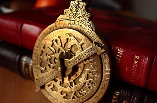 Ovalleşen Dünya ve Atıklar Üzerine Usturlaplı Bir Şiir